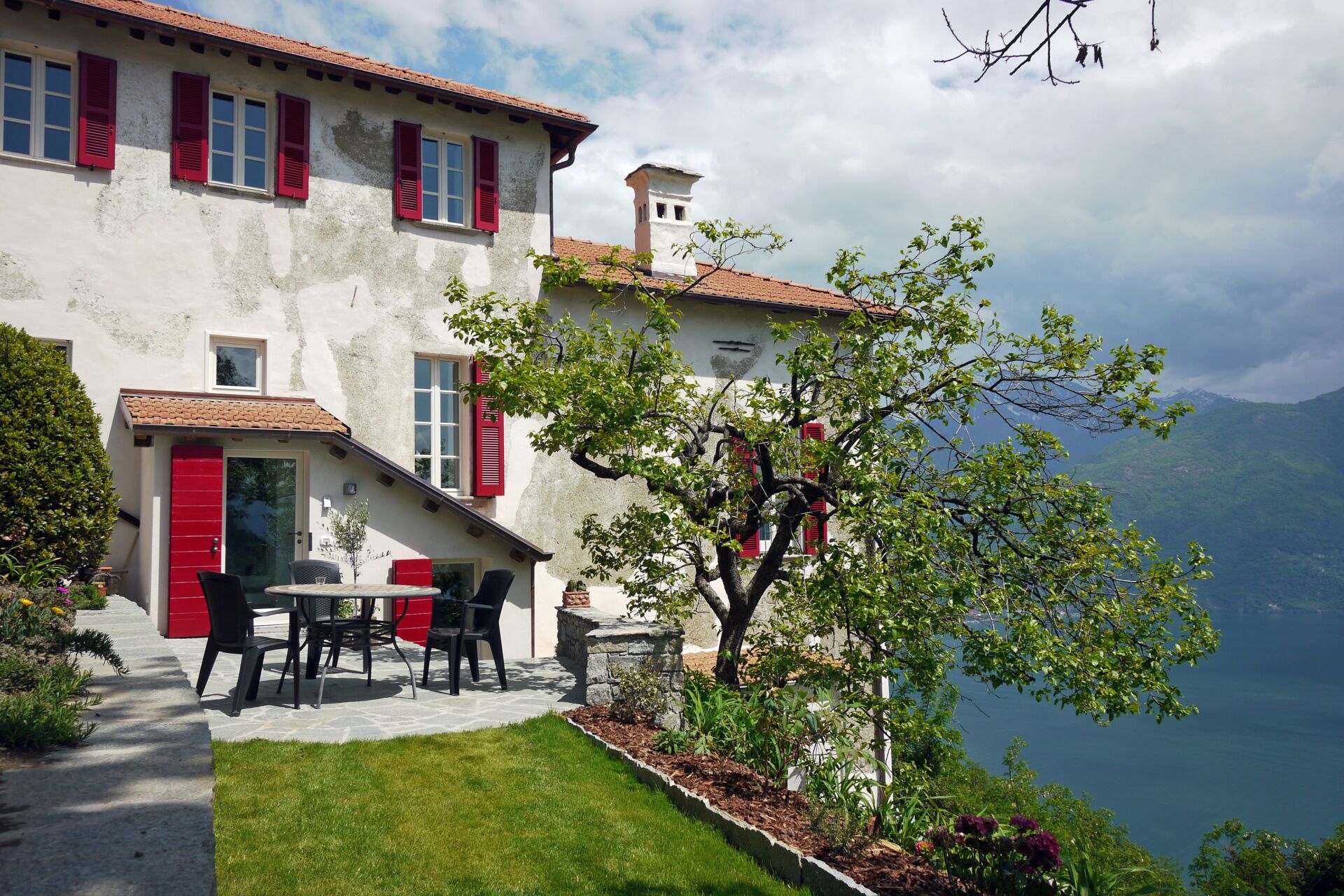 Ferienhaus mit Terrasse & Blick auf den Comer See