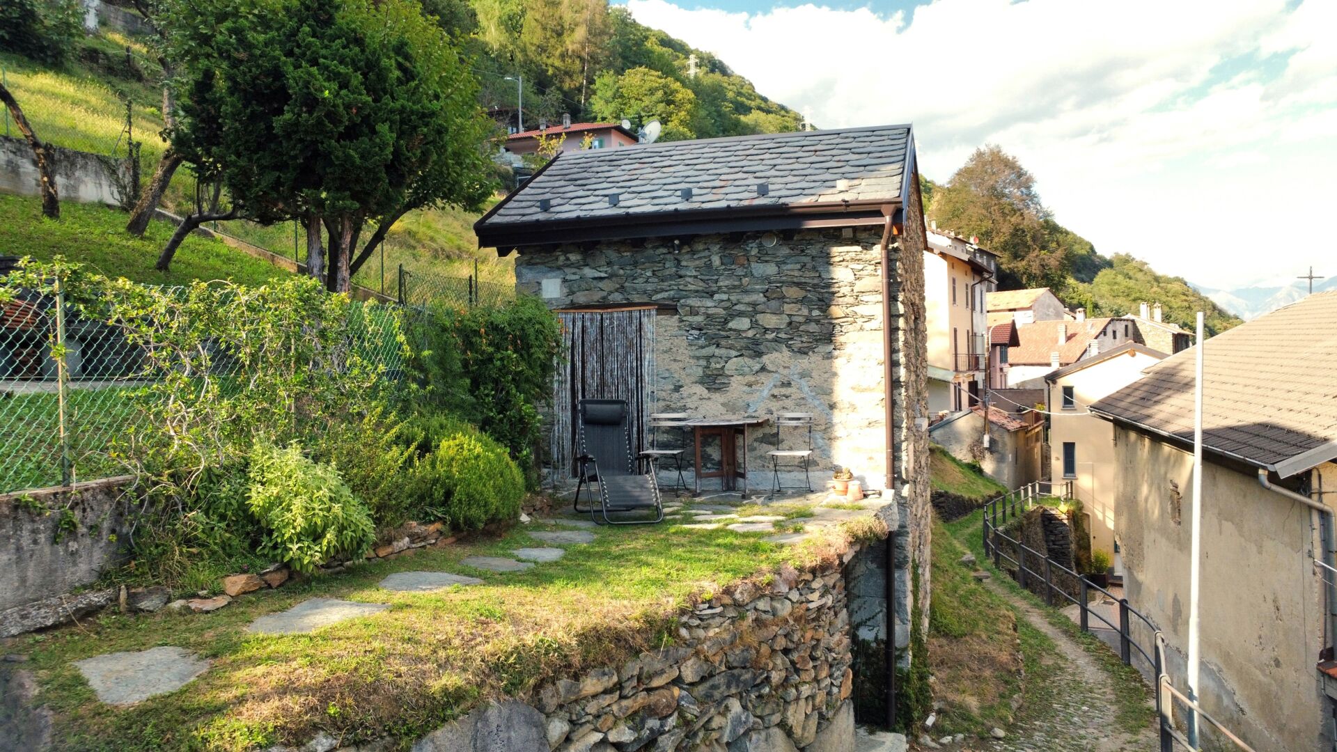 Außenbereich des kleinen Ferienhaus mit drei Etagen