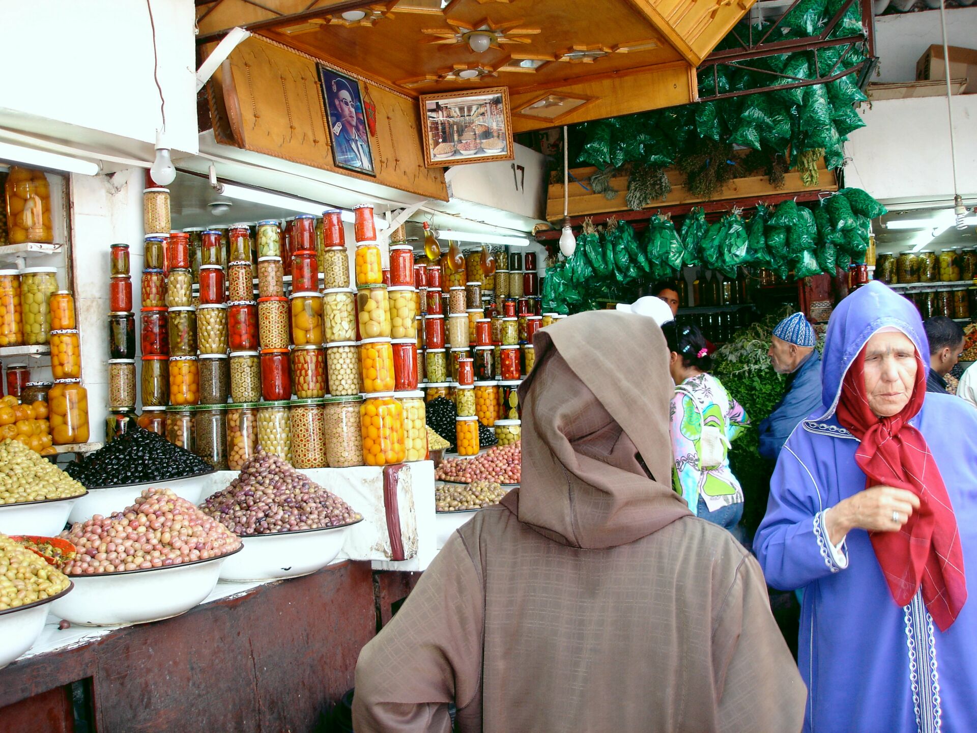 Medina & Souks – Marktstand für Oliven, Eingelegtes & Gewürze