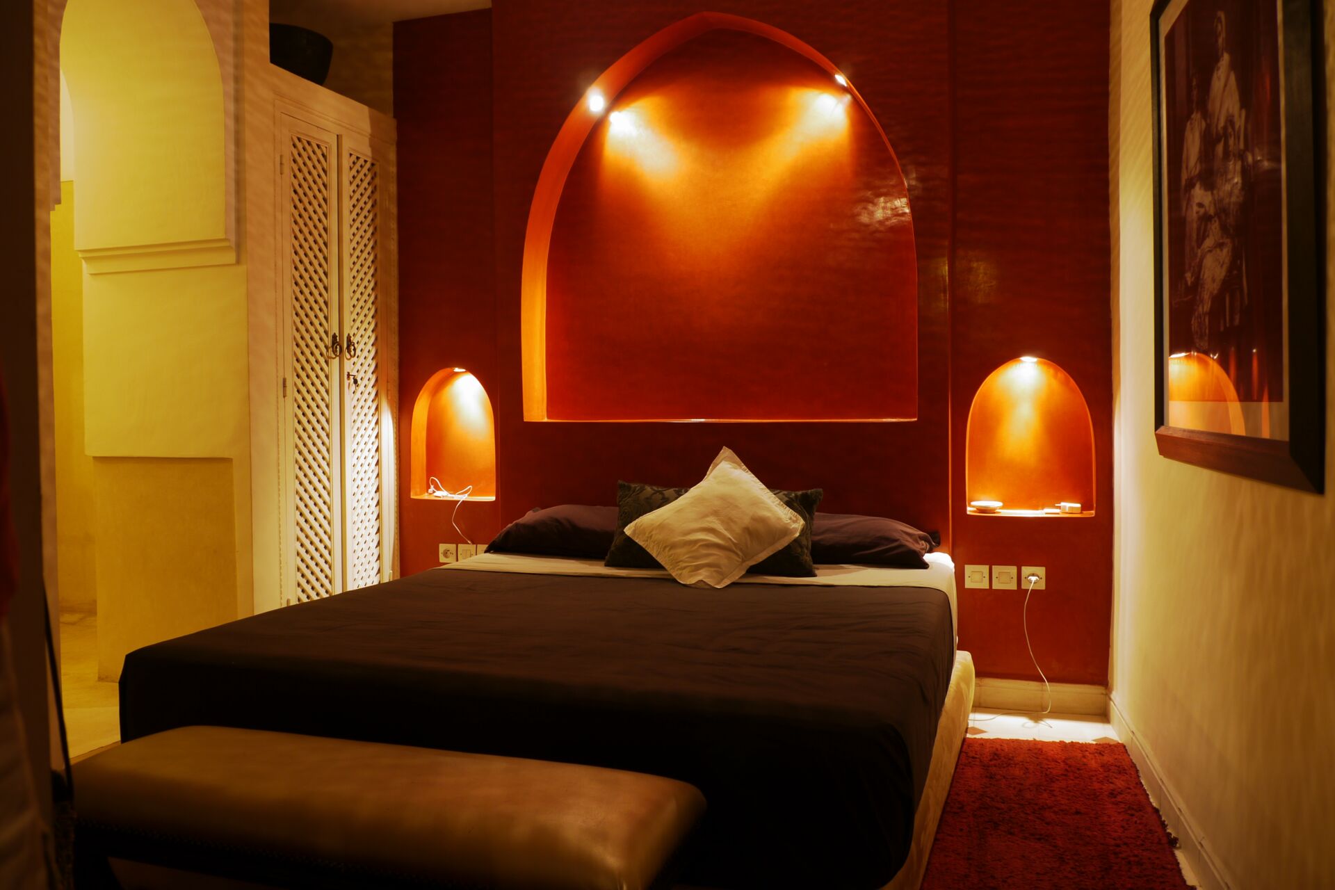 Indirekt beleuchtetes Doppelzimmer im orientalischen Stil