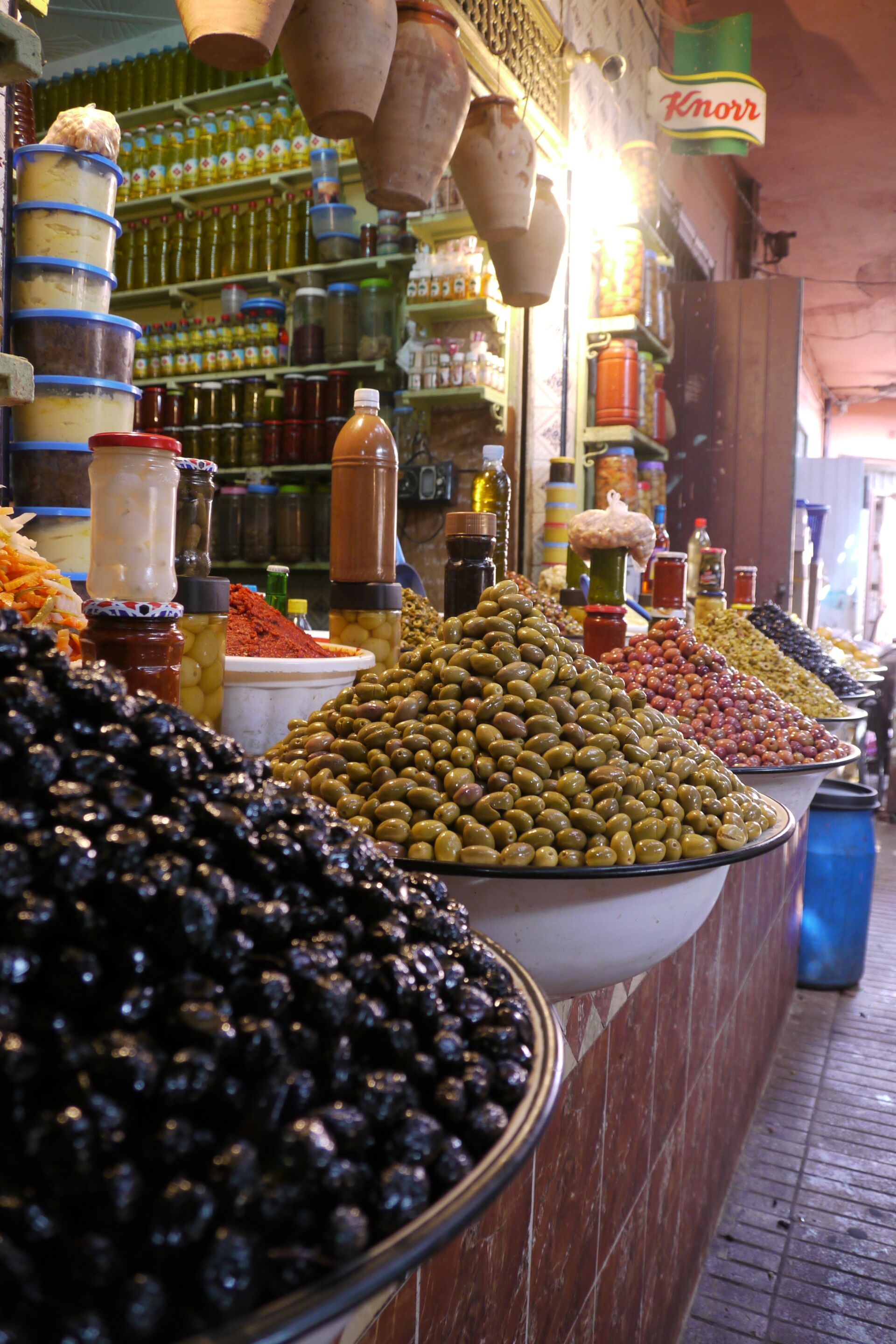 Medina & Souks – Marktstand mit Oliven & Gewürzölen