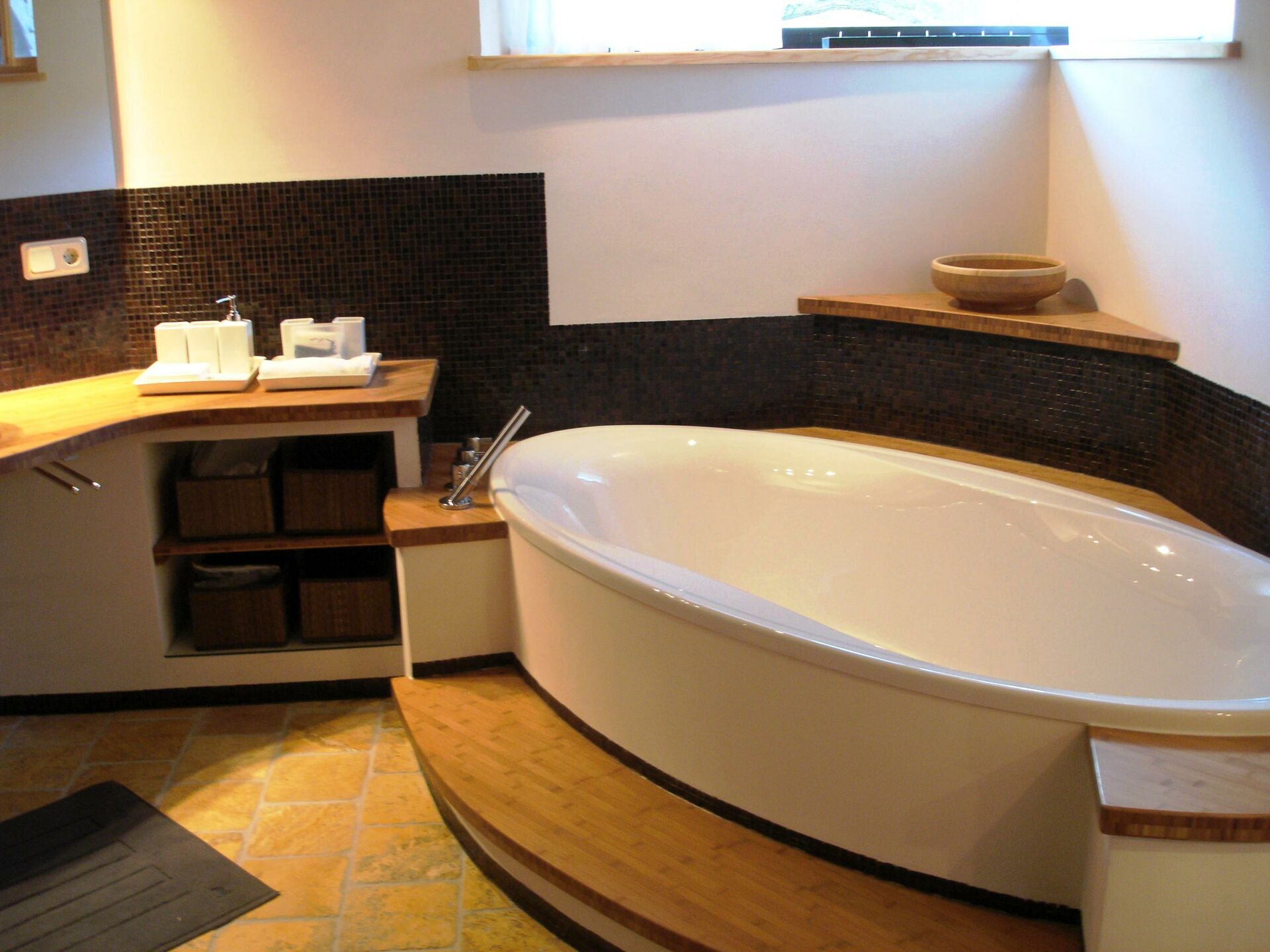 Modern ausgestattetes Badezimmer mit großer Badewanne