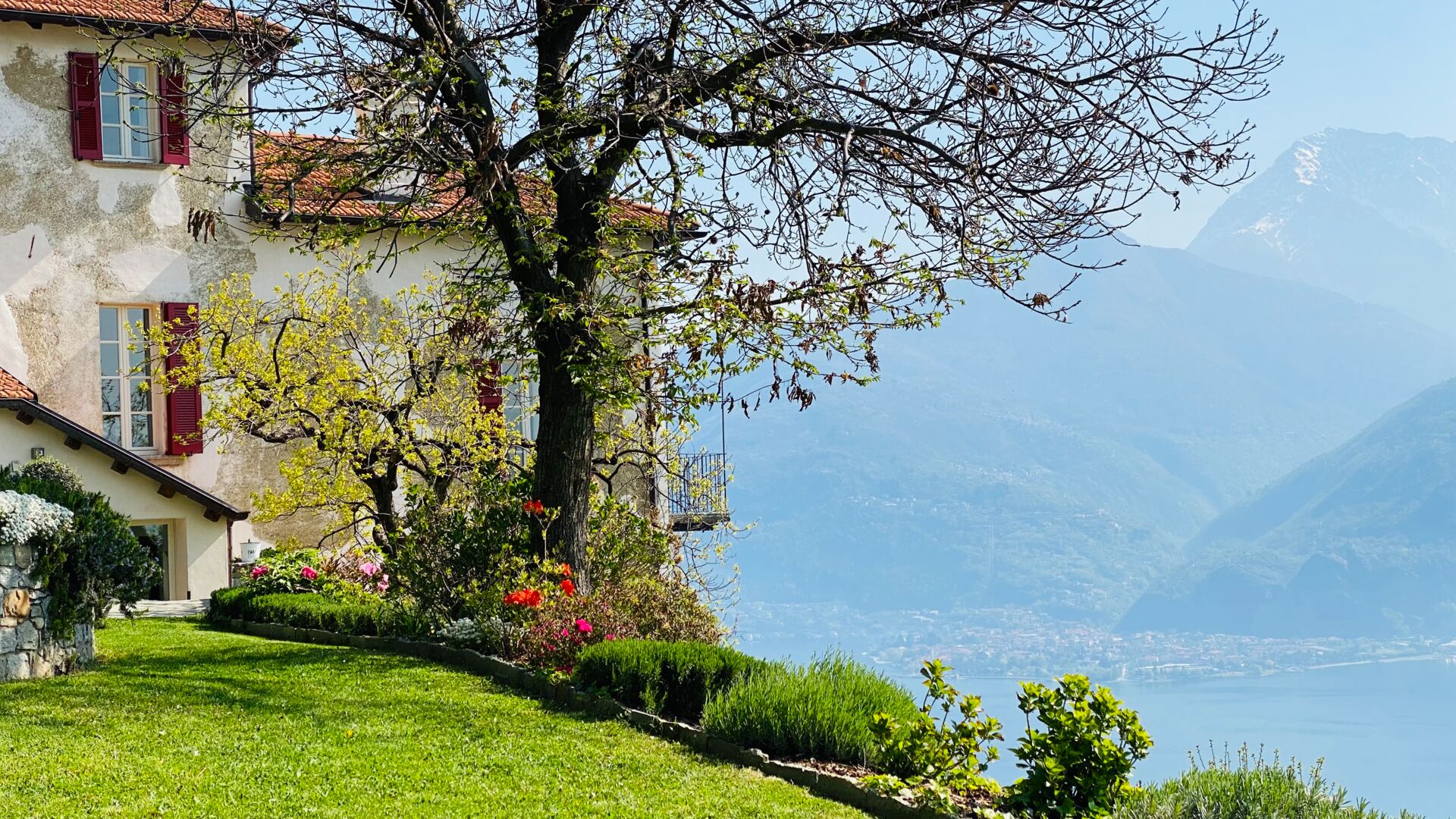 Garten mit Blick auf den Comer See & seine Bergwelt
