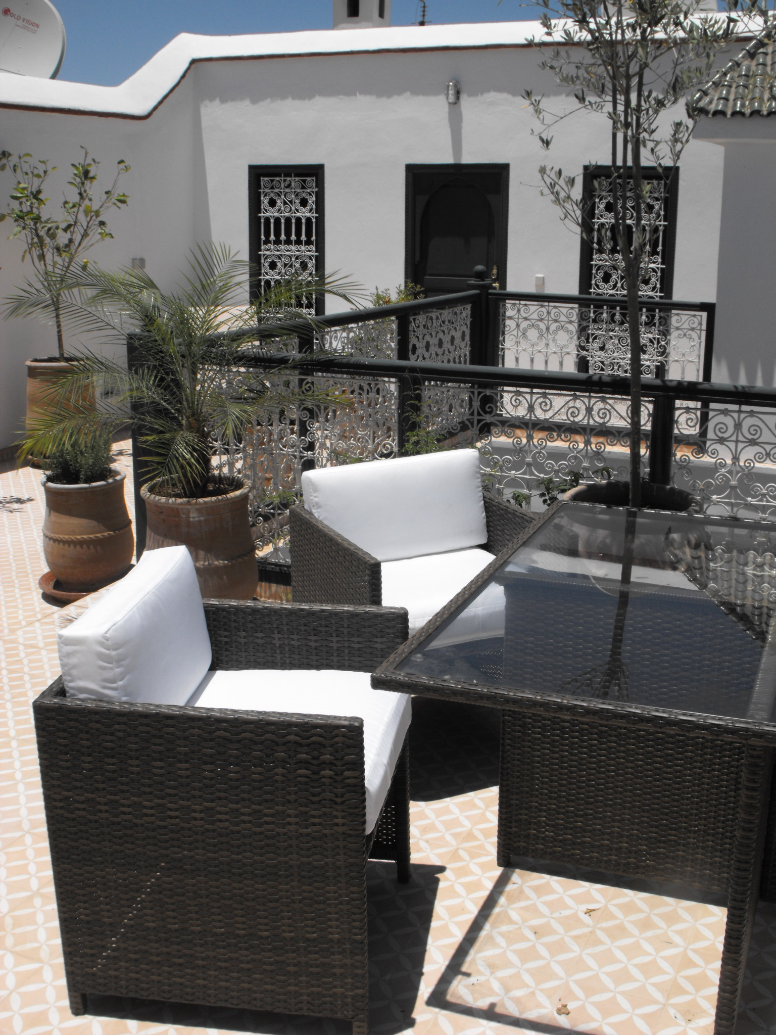 Ferienhaus-Terrasse mit gemütlichen Sitzmöbeln
