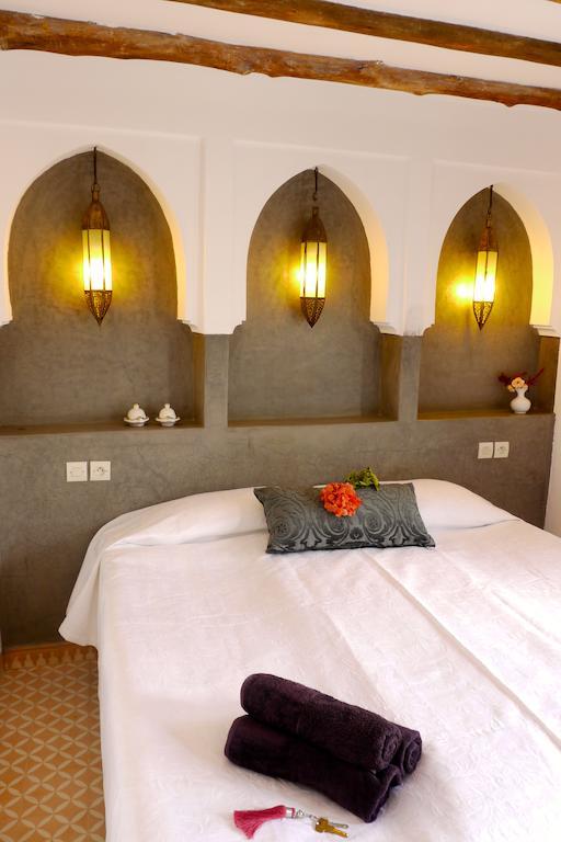 Doppelbett-Schlafzimmer im Dar Les Amis Ferienhaus in Marrakesch
