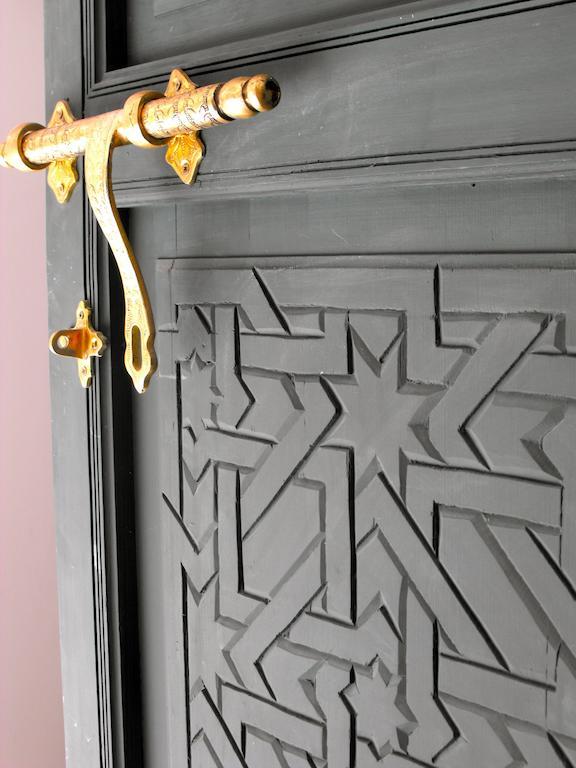 Eingangstür aus Echtholz mit orientalischer Handwerkskunst