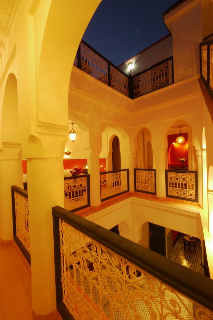 Galerie mit Blick in den Patio & Nachthimmel über Marrakesch