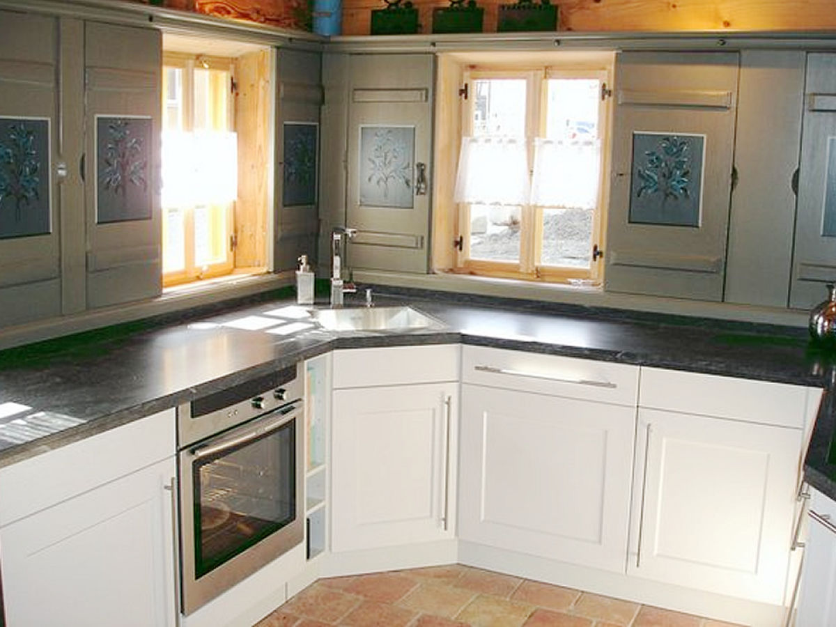 Umgebindehaus-Küche mit Oberlausitzer Fenster-Schiebeläden