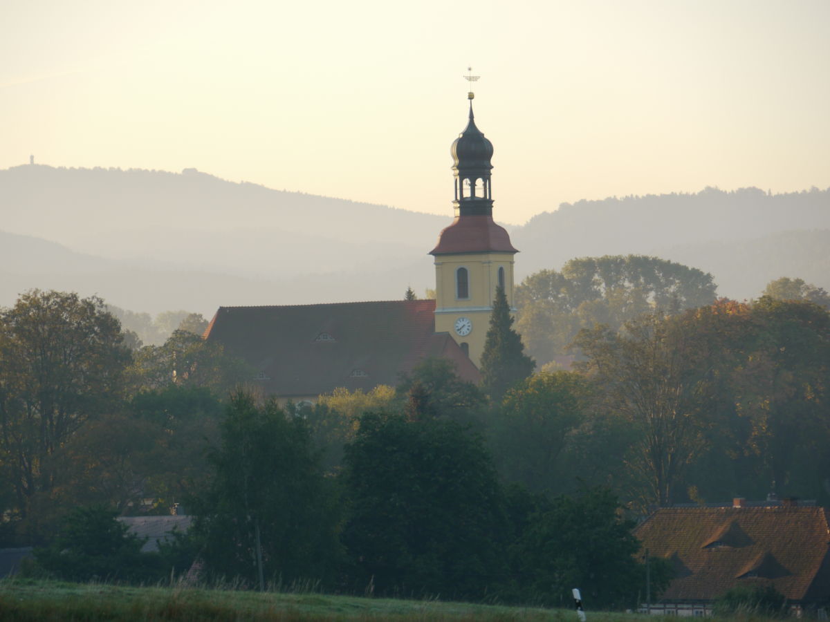 Großschönau im Herbst mit Blick auf die Kirche
