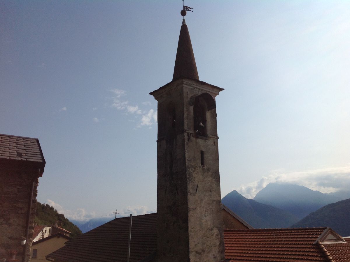 Blick vom Bella Vista Rustico auf den Kirchturm von San Martino